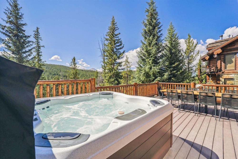 Modern Log Cabin 5 Bedroom Home by RedAwning