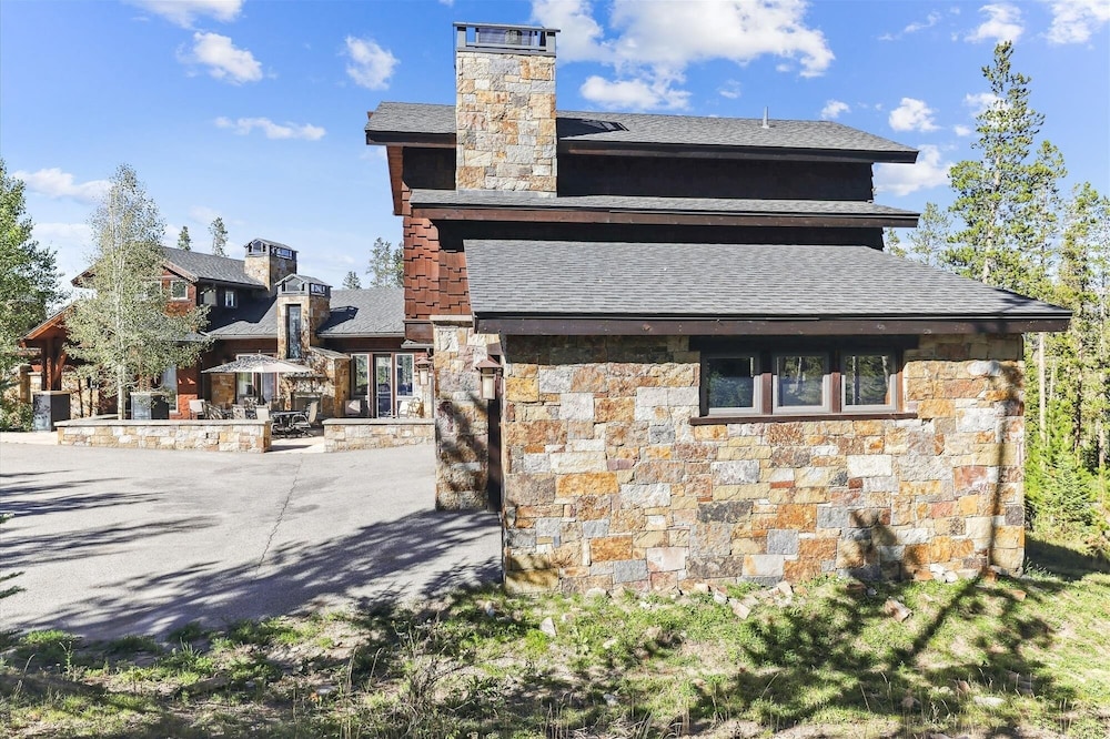 Highlands Hideaway 5 Bedroom Home by RedAwning