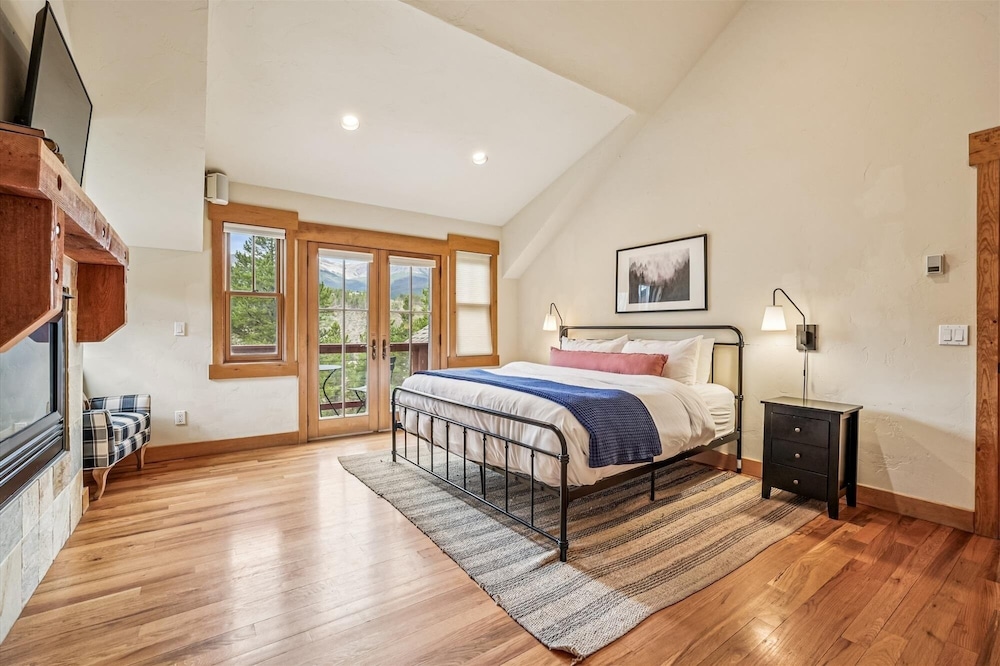 Little Bear Lodge 4 Bedroom Home