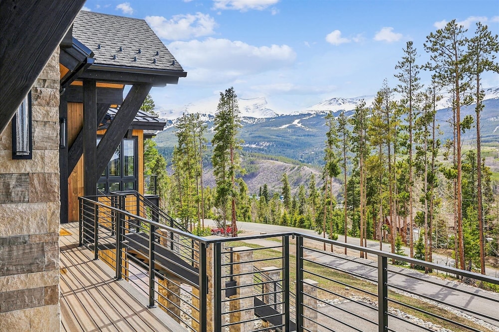 The Crowne Summit 6 Bedroom Home