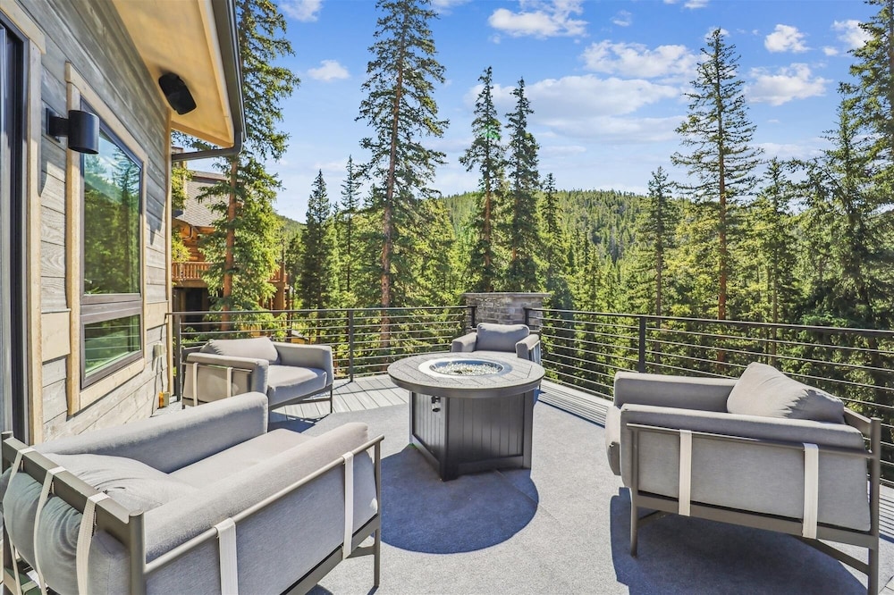 Golden Fox House 4 Bedroom Home by RedAwning