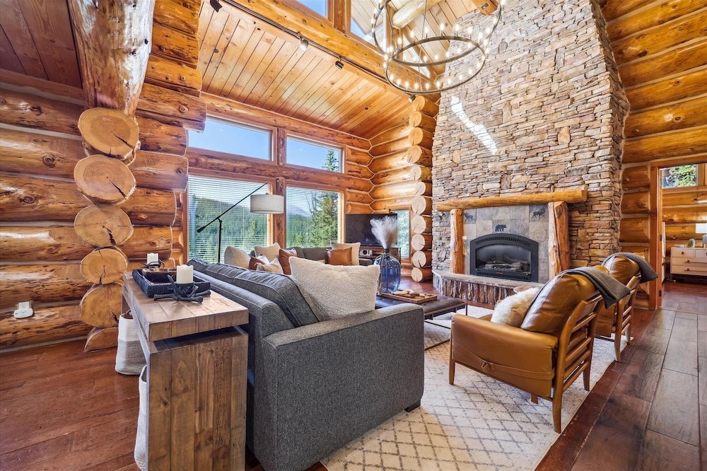 Modern Log Cabin 5 Bedroom Home by RedAwning