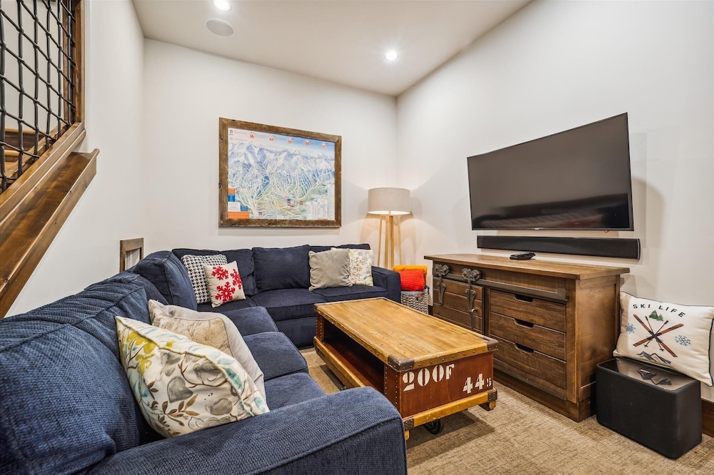 Highwoods At Shock Hill 4 Bedroom Townhouse by RedAwning