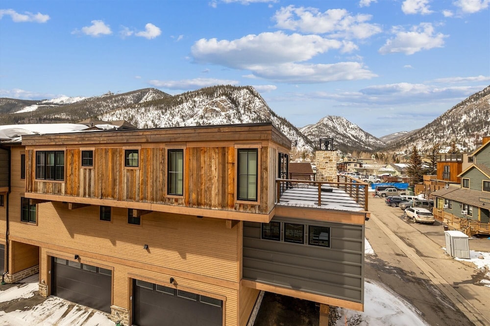 Decked Out Downtown 3 Bedroom Townhouse