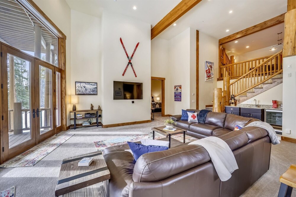 Goldenview Lodge 5 Bedroom Home by RedAwning