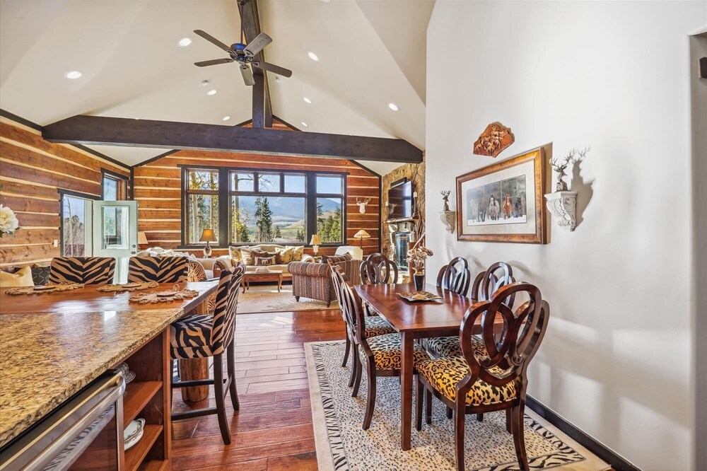 Silver Circle Lodge 4 Bedroom Home by RedAwning