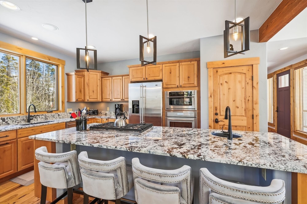Lone Hand Lodge 4 Bedroom Home by RedAwning