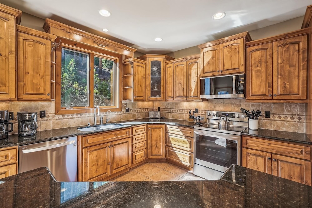 High Point Lodge 5 Bedroom Home by RedAwning