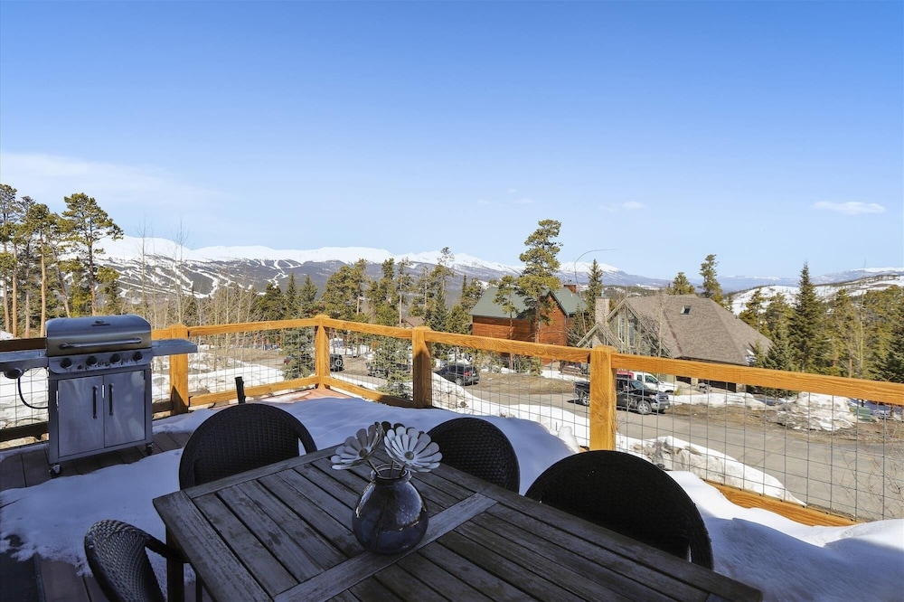 Baldy Mountain Overlook 4 Bedroom Townhouse by RedAwning