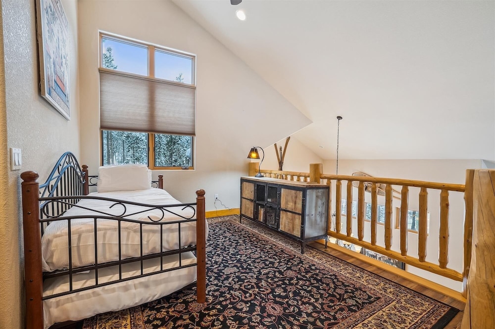 Lupine Chalet 3 Bedroom Home by RedAwning view 2