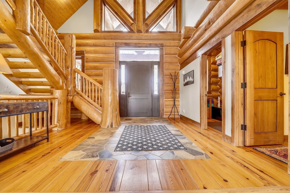 Goldenview Lodge 5 Bedroom Home by RedAwning