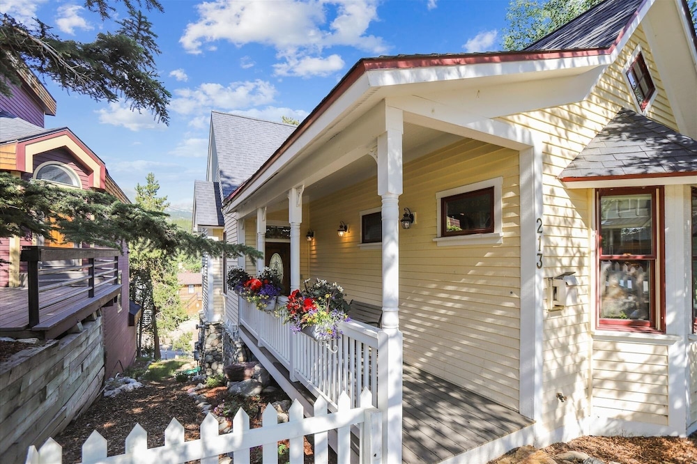 Ridge Street Lookout 4 Bedroom Home by RedAwning