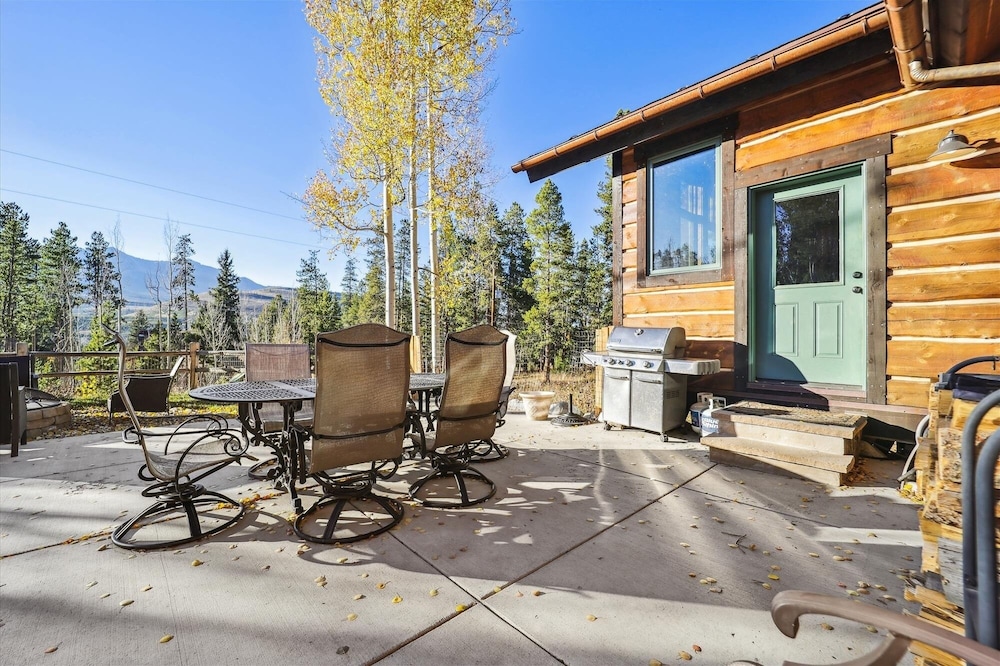 Silver Circle Lodge 4 Bedroom Home by RedAwning