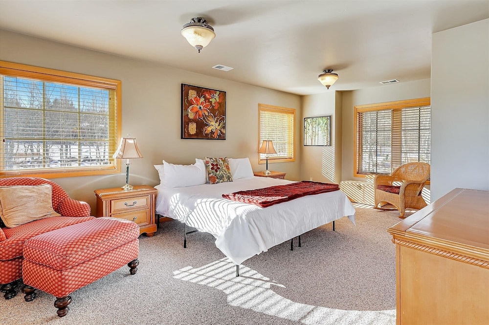Chateau D'amis 4 Bedroom Home by Redawning view 3