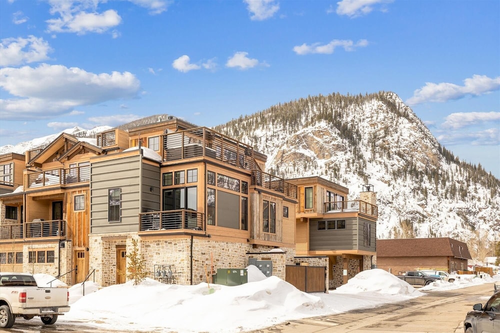 Decked Out Downtown 3 Bedroom Townhouse