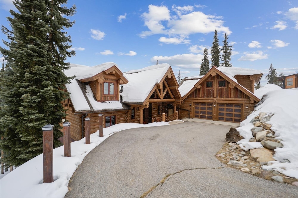 Goldenview Lodge 5 Bedroom Home by RedAwning