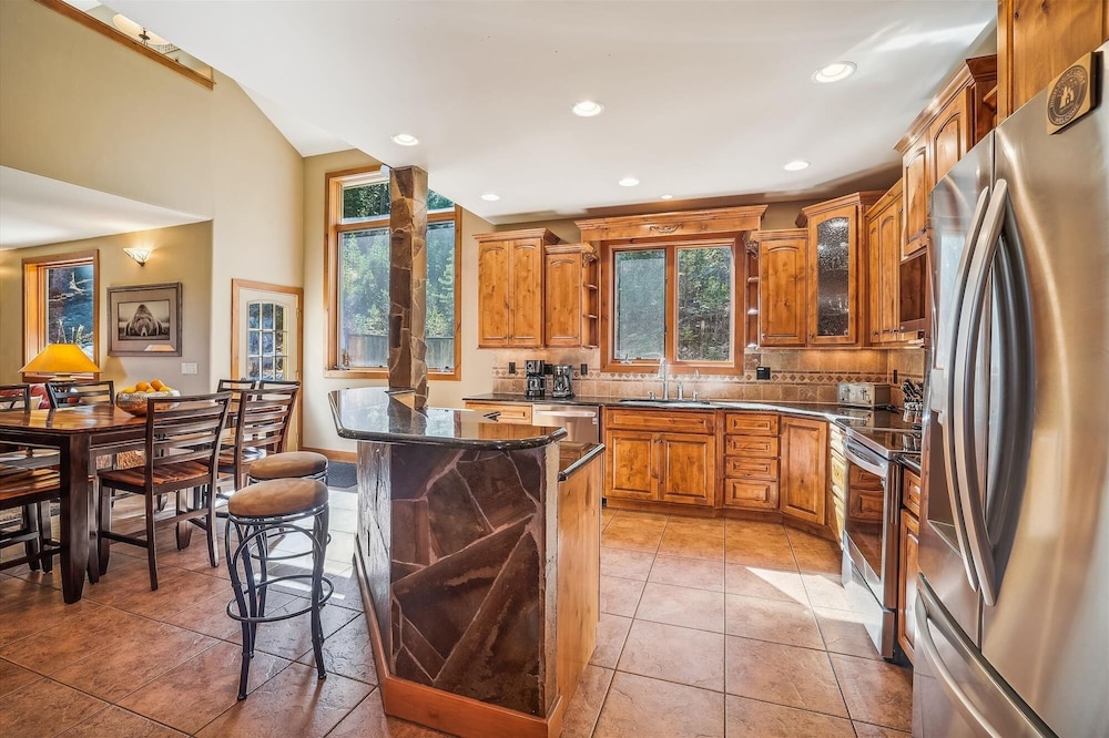 High Point Lodge 5 Bedroom Home by RedAwning