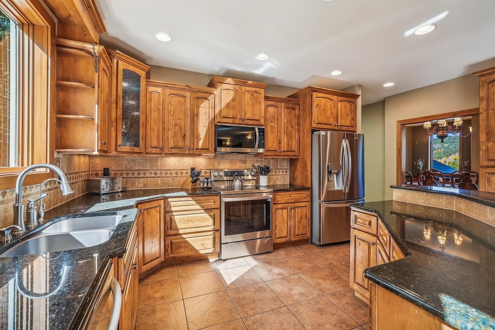 High Point Lodge 5 Bedroom Home by RedAwning