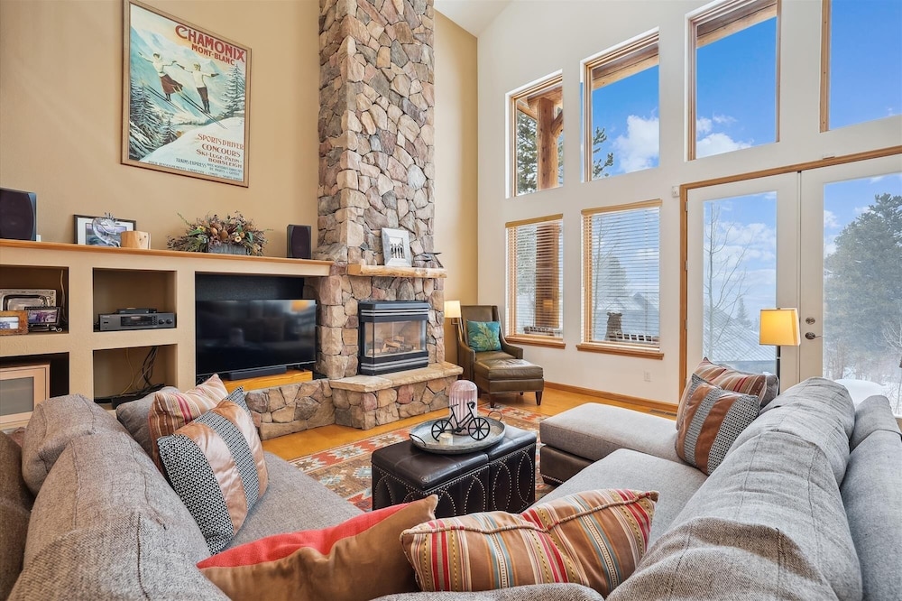 Timber Heights Lodge 3 Bedroom Home by RedAwning