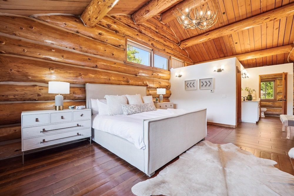 Modern Log Cabin 5 Bedroom Home by RedAwning