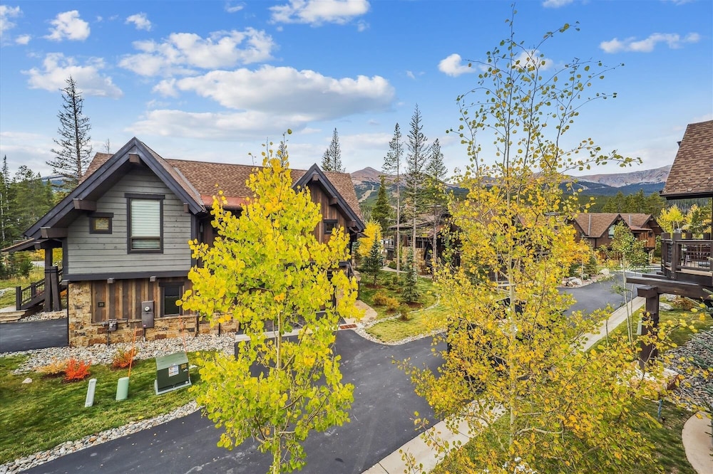 Highwoods At Shock Hill 4 Bedroom Townhouse by RedAwning
