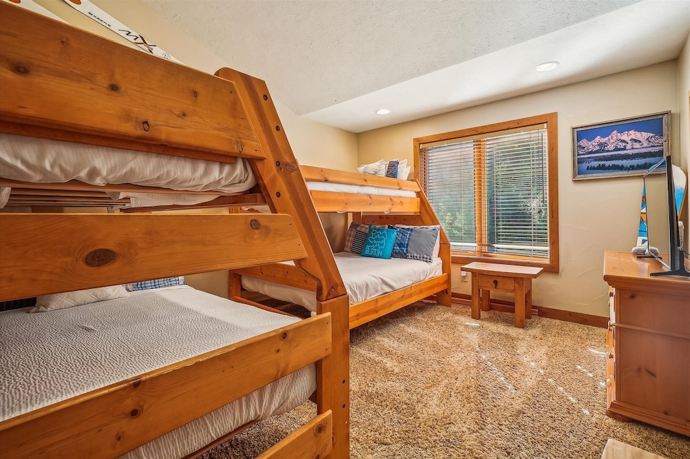 High Point Lodge 5 Bedroom Home by RedAwning