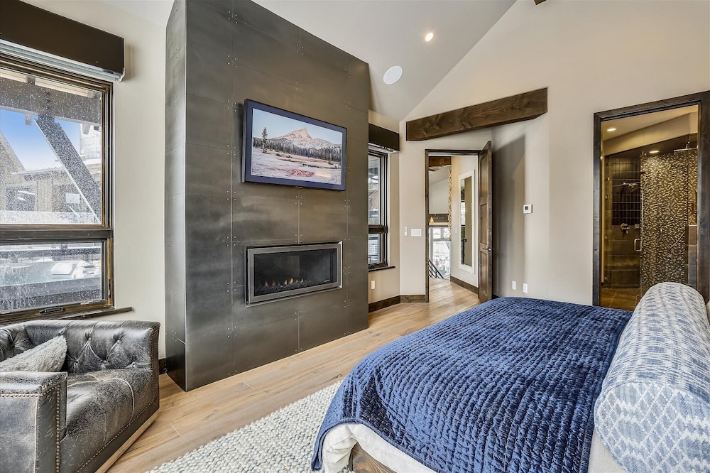 Falcon Haus 4 Bedroom Townhouse by RedAwning