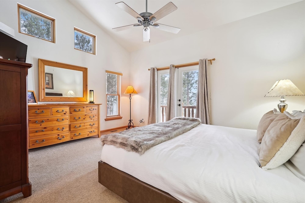 Timber Heights Lodge 3 Bedroom Home by RedAwning