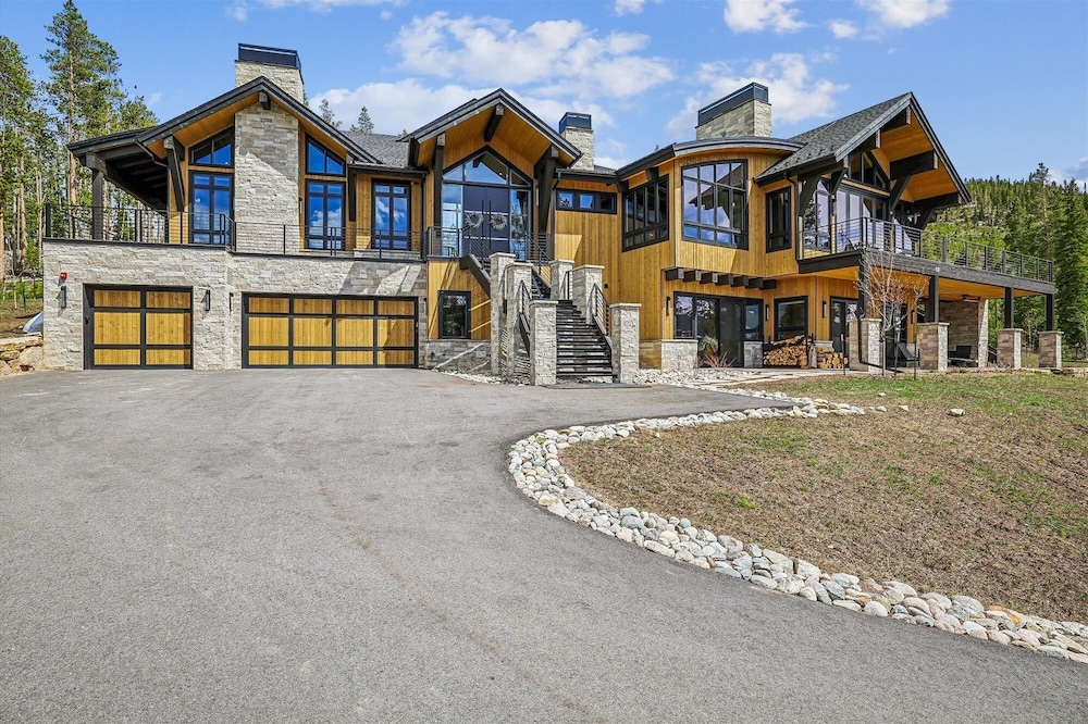 The Crowne Summit 6 Bedroom Home