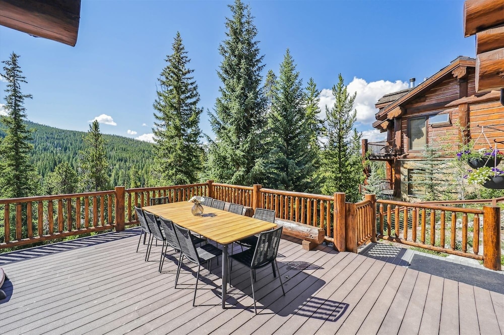 Modern Log Cabin 5 Bedroom Home by RedAwning