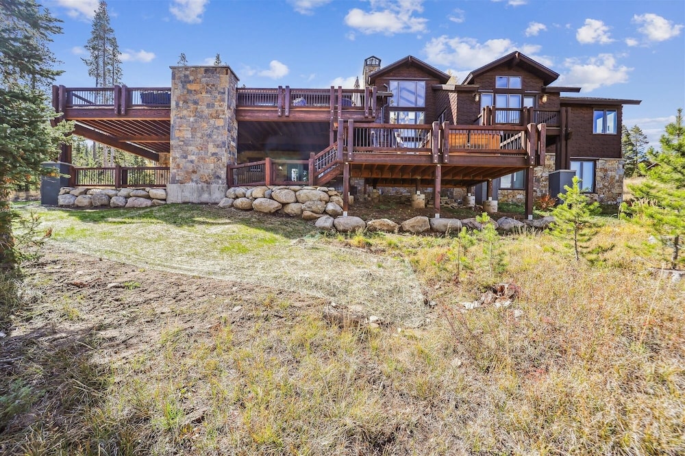Highlands Hideaway 5 Bedroom Home by RedAwning