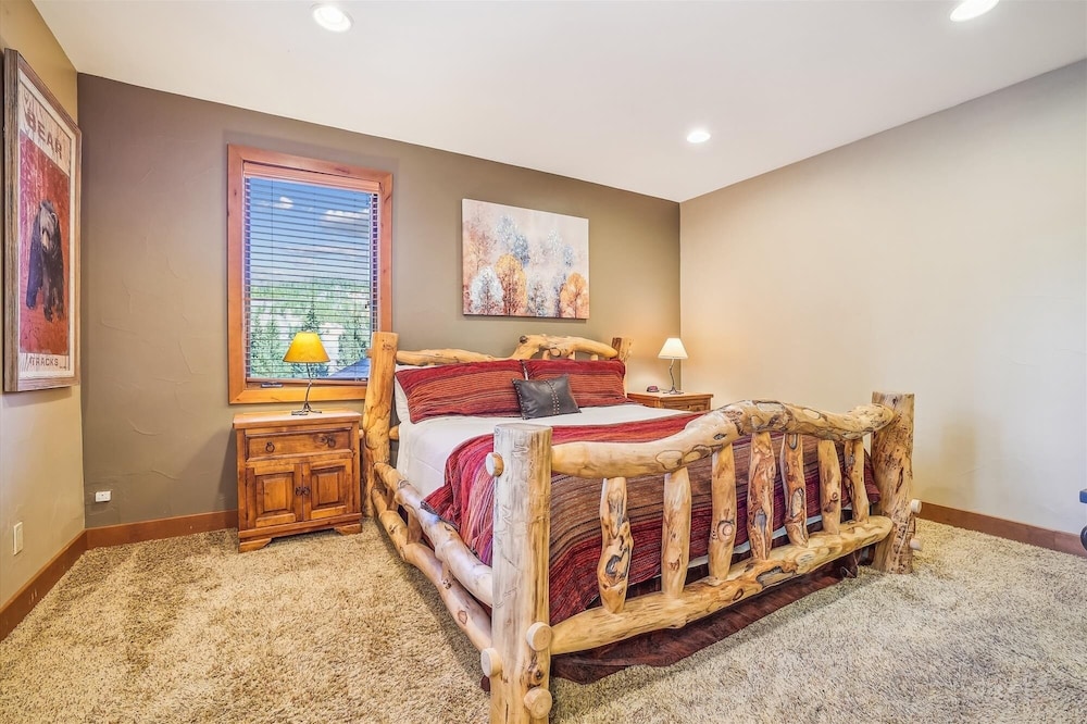 High Point Lodge 5 Bedroom Home by RedAwning