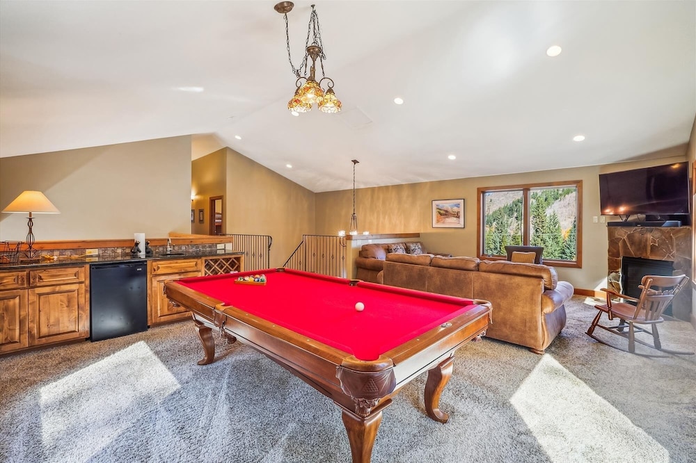 High Point Lodge 5 Bedroom Home by RedAwning