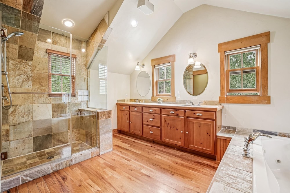 Little Bear Lodge 4 Bedroom Home
