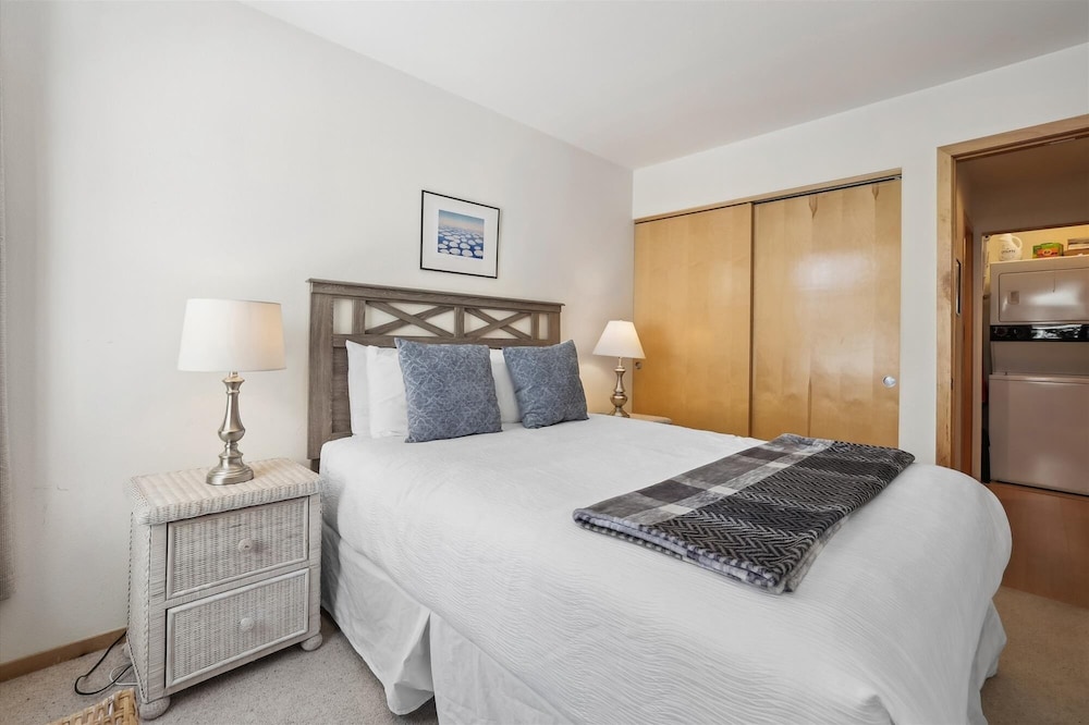 River Glen 107c 2 Bedroom Condo