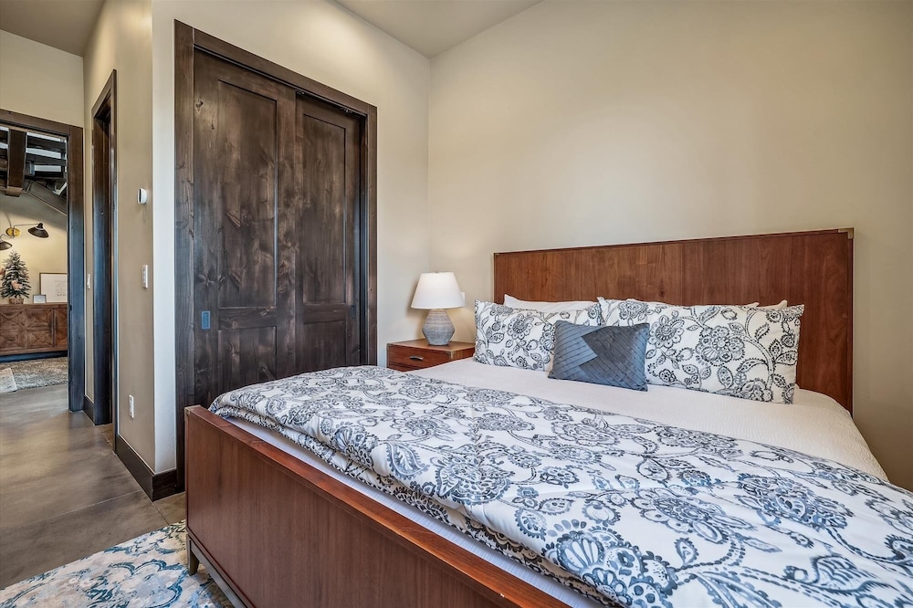 The Crowne Summit 6 Bedroom Home