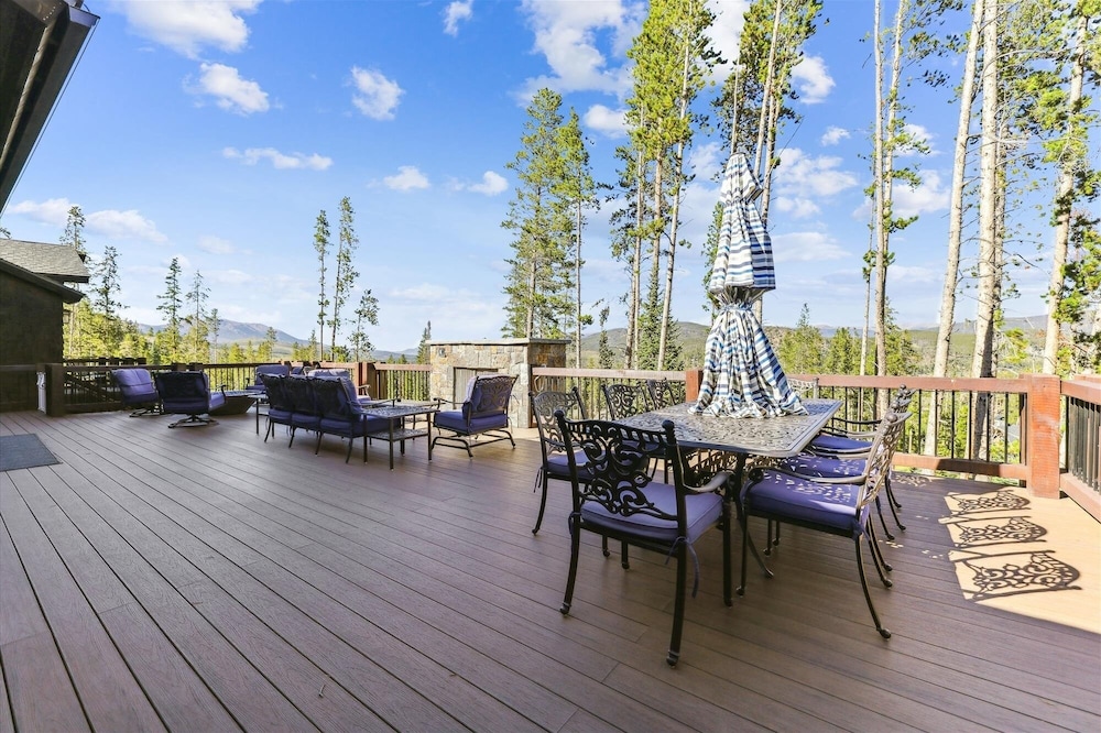 Highlands Hideaway 5 Bedroom Home by RedAwning