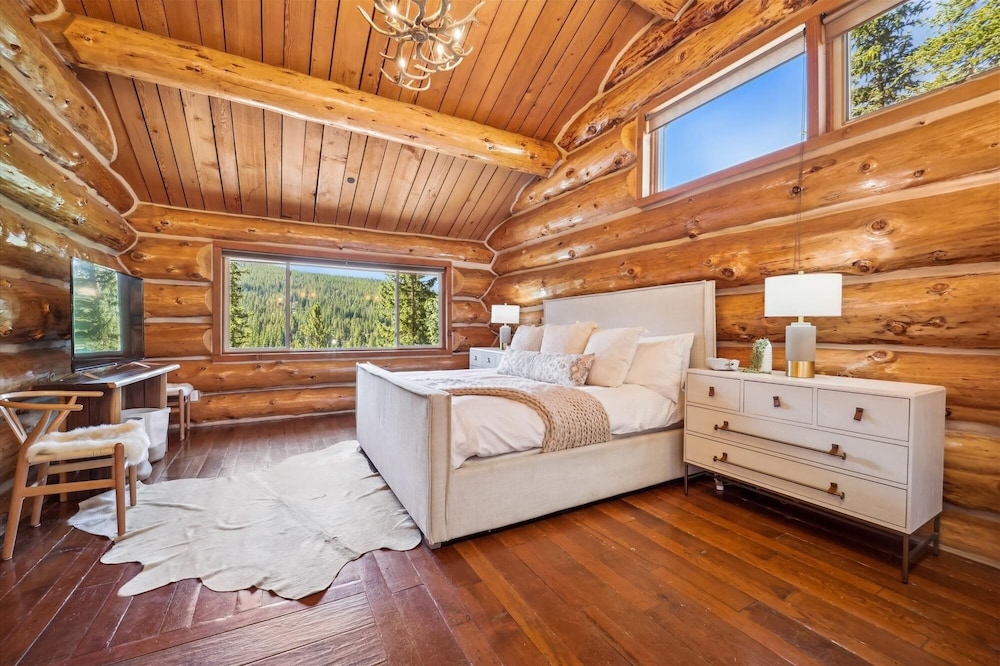Modern Log Cabin 5 Bedroom Home by RedAwning