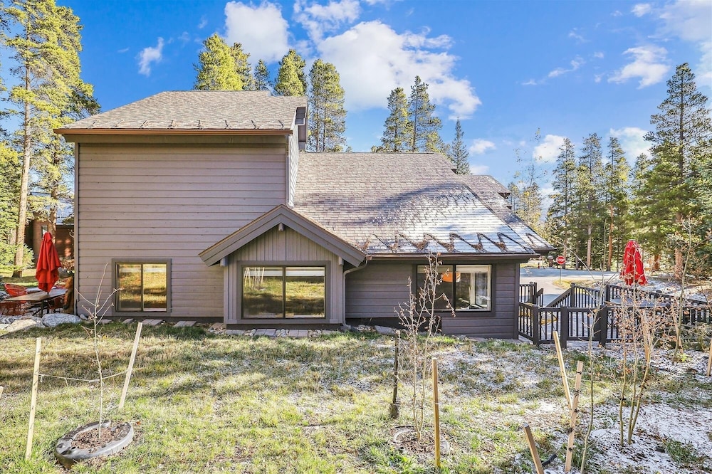 Park Forest 4 Bedroom Home by RedAwning