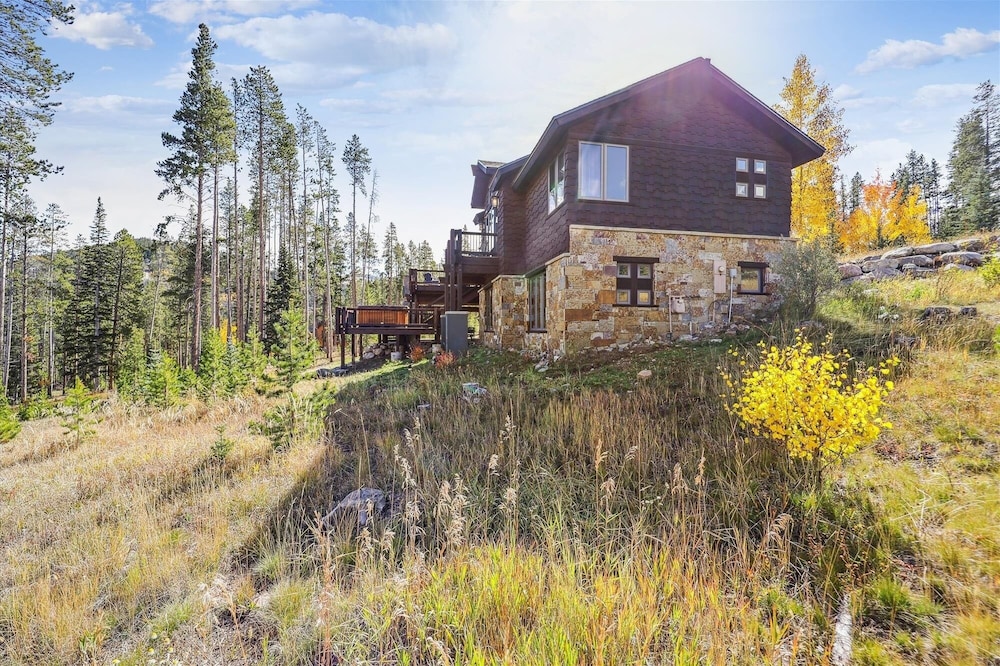 Highlands Hideaway 5 Bedroom Home by RedAwning