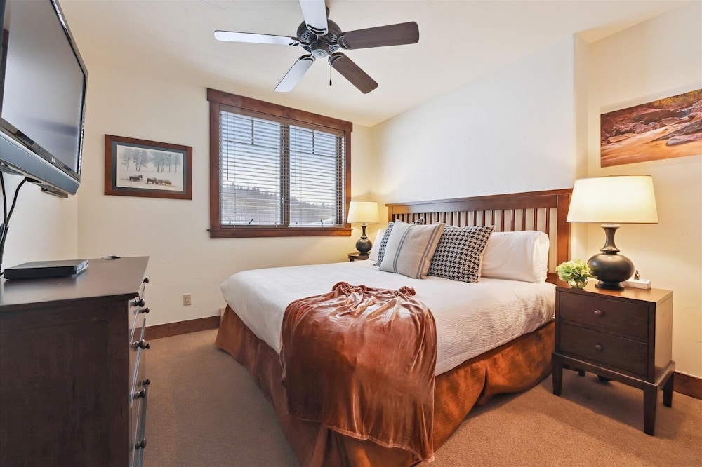 Crystal Peak Lodge 7407 3 Bedroom Condo by RedAwning view 3