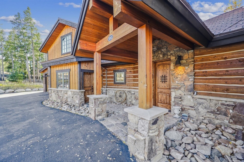 Silver Circle Lodge 4 Bedroom Home by RedAwning