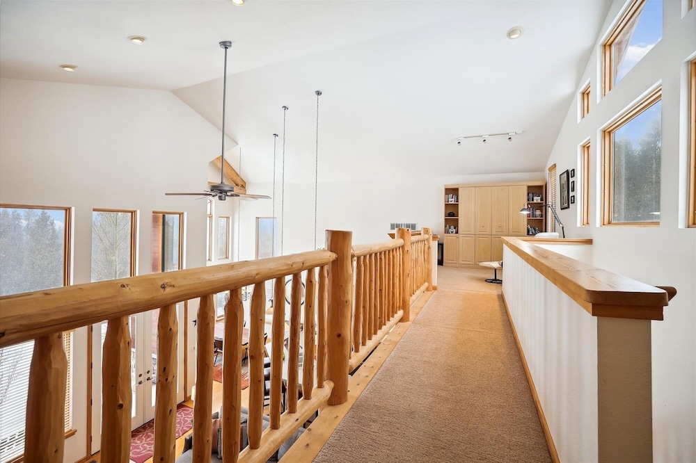 Timber Heights Lodge 3 Bedroom Home by RedAwning