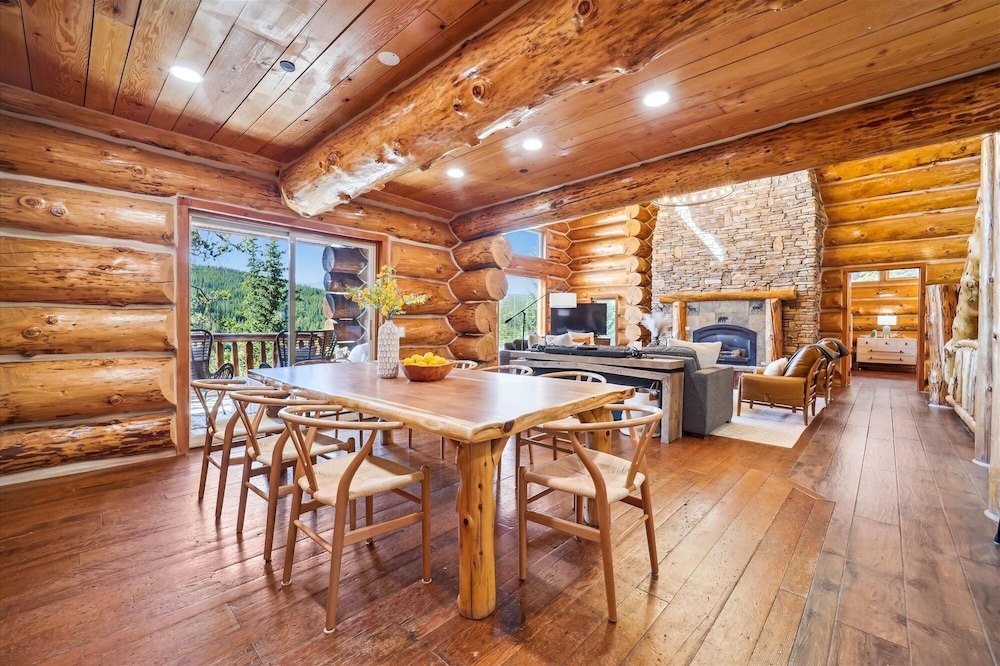 Modern Log Cabin 5 Bedroom Home by RedAwning