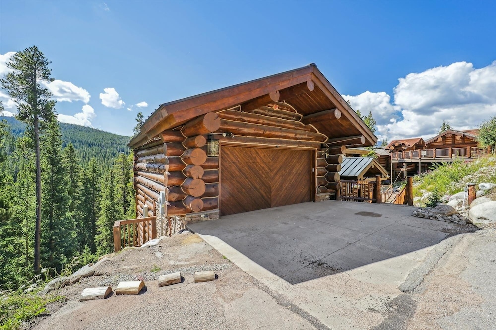 Modern Log Cabin 5 Bedroom Home by RedAwning