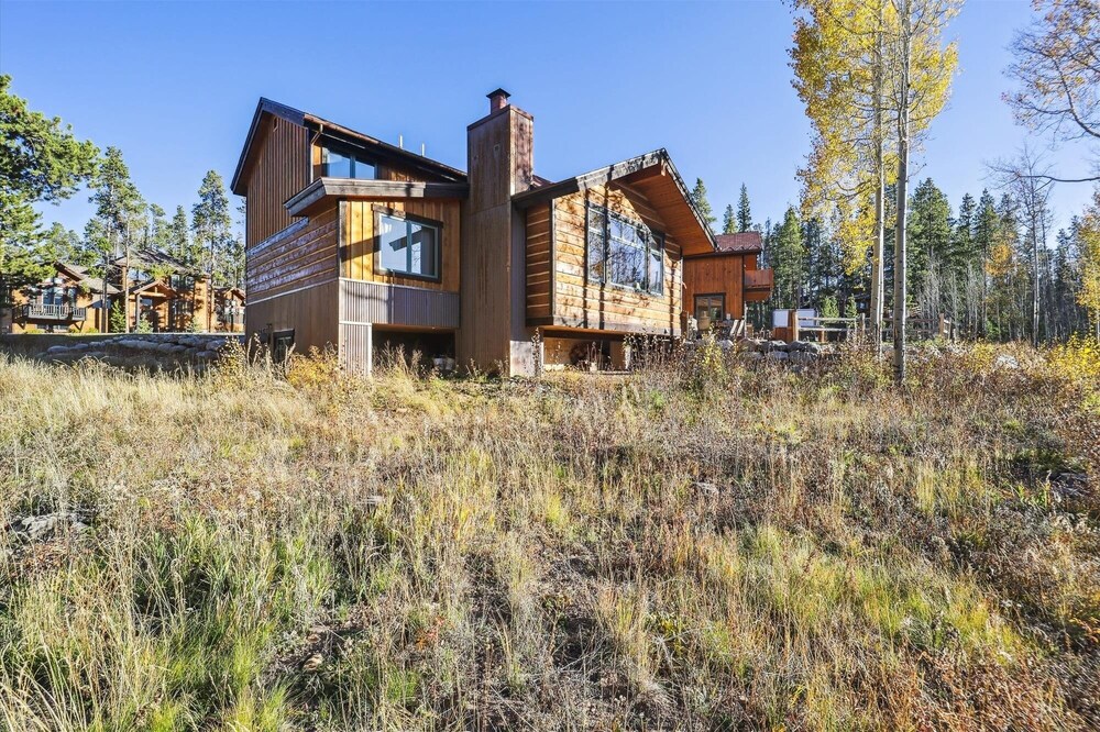 Silver Circle Lodge 4 Bedroom Home by RedAwning