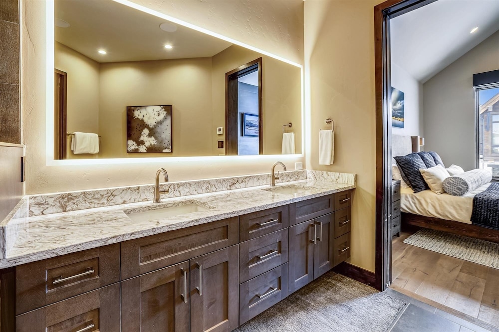 Falcon Haus 4 Bedroom Townhouse by RedAwning