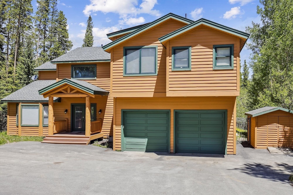 On The Rocks 4 Bedroom Home by RedAwning