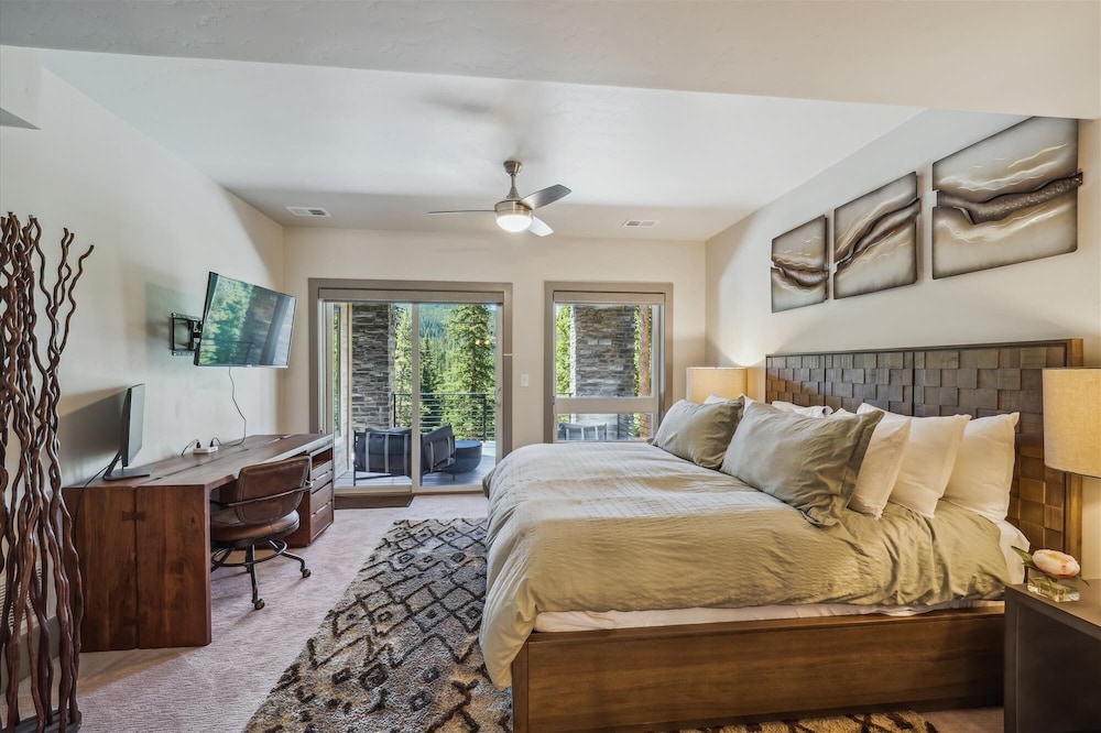 Golden Fox House 4 Bedroom Home by RedAwning