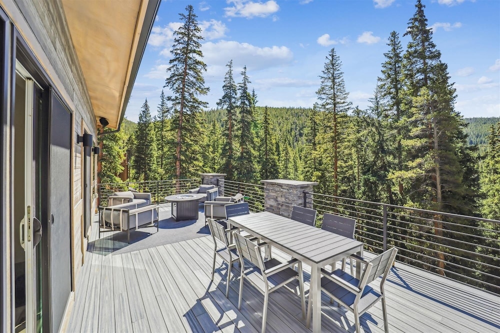 Golden Fox House 4 Bedroom Home by RedAwning
